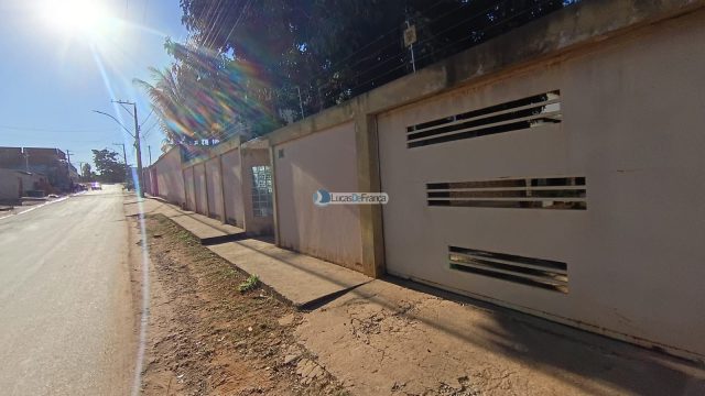 Linda casa com 2 pavimentos e localização privilegiada