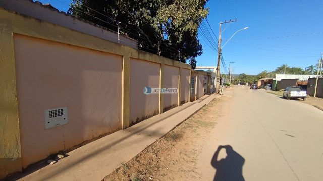 Linda casa com 2 pavimentos e localização privilegiada