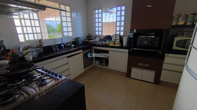 Linda casa com 2 pavimentos e localização privilegiada