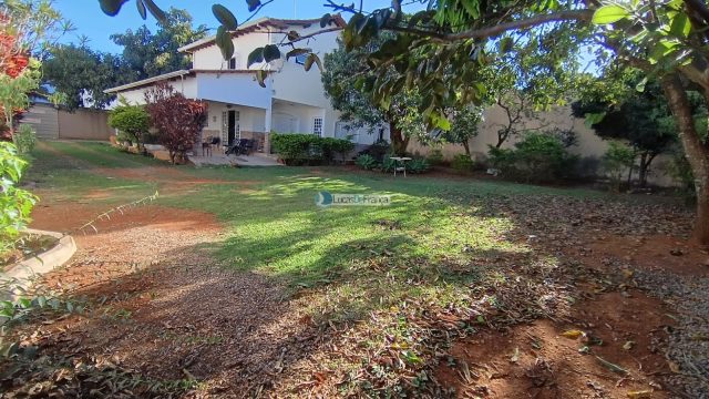 Linda casa com 2 pavimentos e localização privilegiada