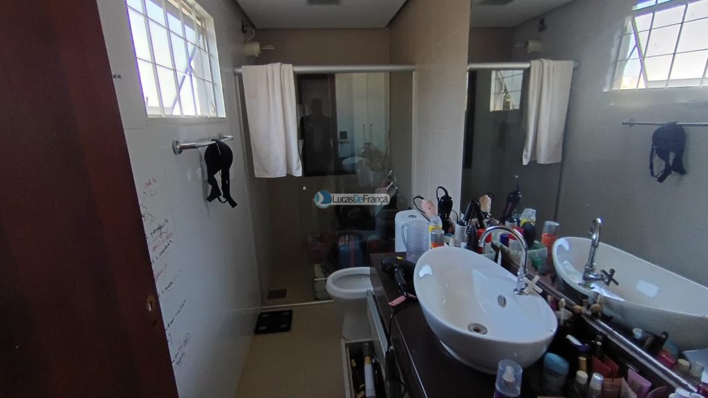 Linda casa com 2 pavimentos e localização privilegiada (20)