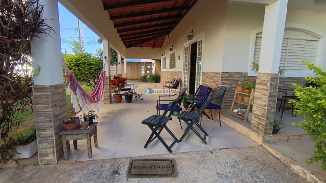 Linda casa com 2 pavimentos e localização privilegiada