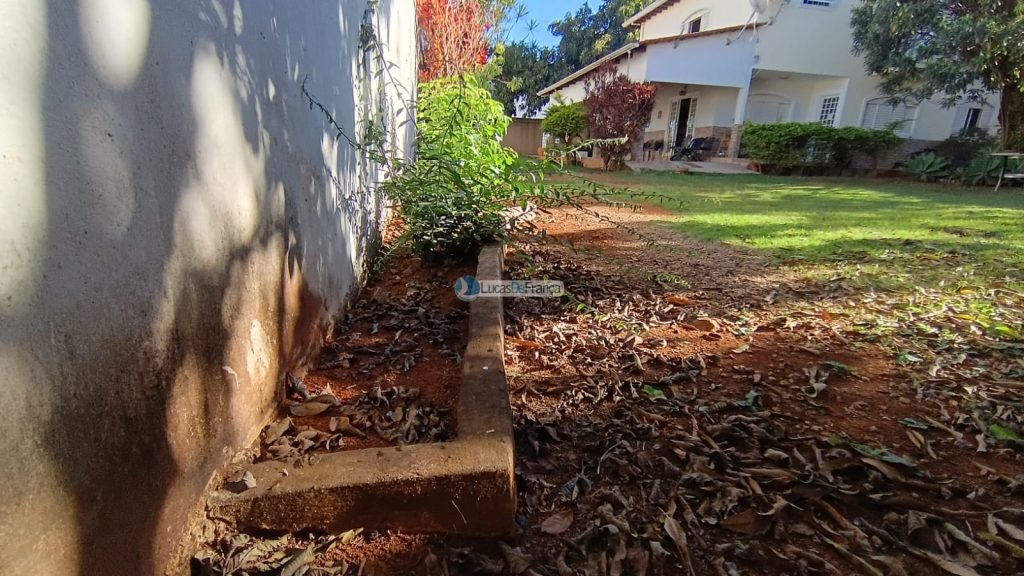 Linda casa com 2 pavimentos e localização privilegiada (22)