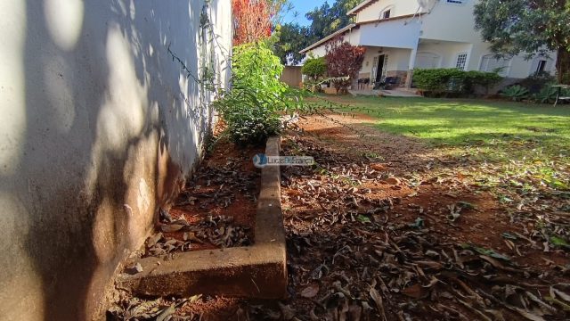 Linda casa com 2 pavimentos e localização privilegiada