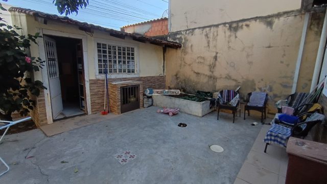 Linda casa com 2 pavimentos e localização privilegiada