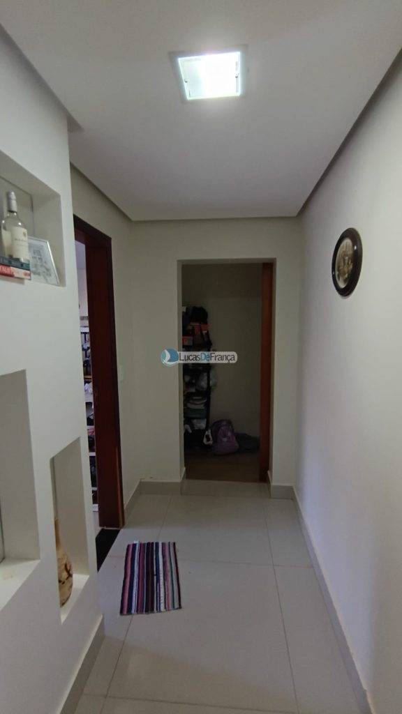 Linda casa com 2 pavimentos e localização privilegiada (24)