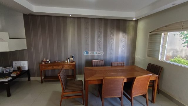 Linda casa com 2 pavimentos e localização privilegiada