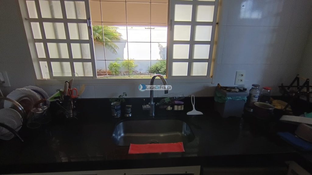 Linda casa com 2 pavimentos e localização privilegiada (26)