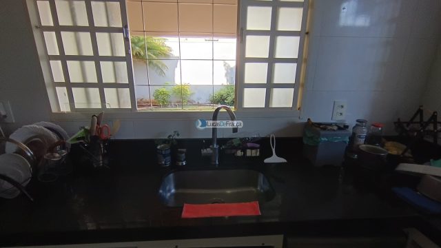 Linda casa com 2 pavimentos e localização privilegiada