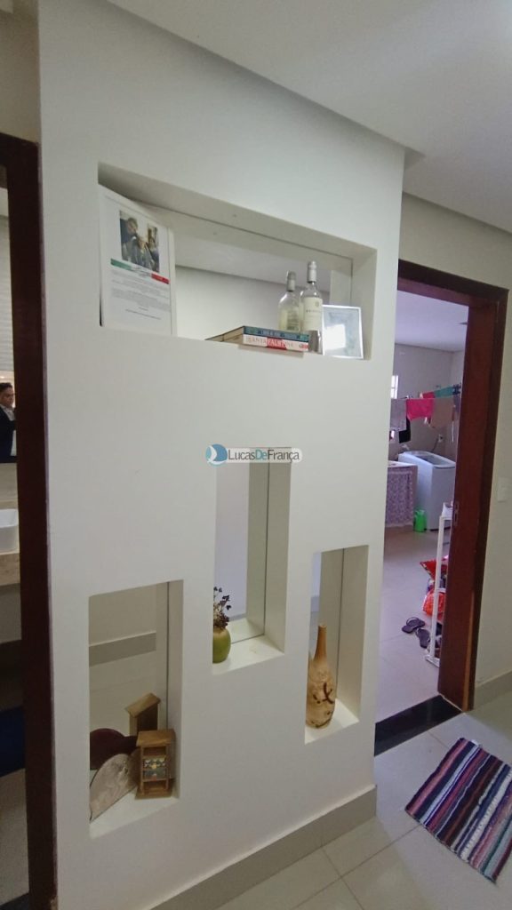 Linda casa com 2 pavimentos e localização privilegiada (27)