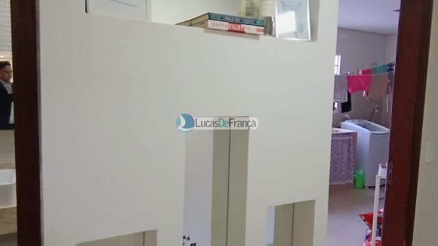 Linda casa com 2 pavimentos e localização privilegiada