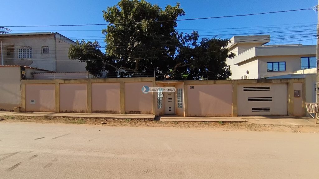 Linda casa com 2 pavimentos e localização privilegiada (28)