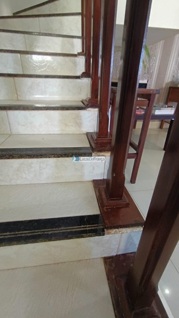 Linda casa com 2 pavimentos e localização privilegiada (29)