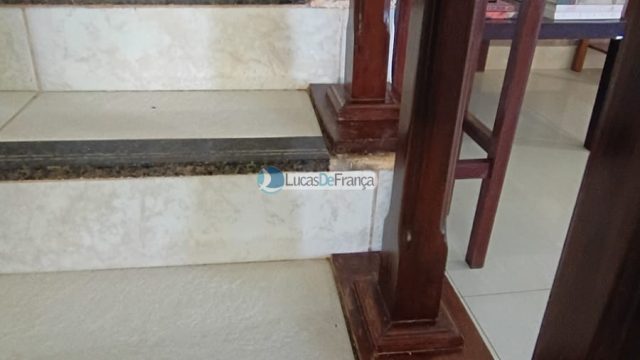 Linda casa com 2 pavimentos e localização privilegiada