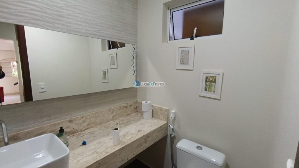 Linda casa com 2 pavimentos e localização privilegiada (3)