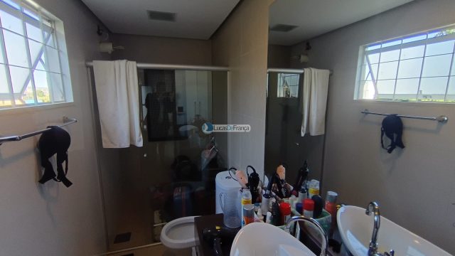 Linda casa com 2 pavimentos e localização privilegiada