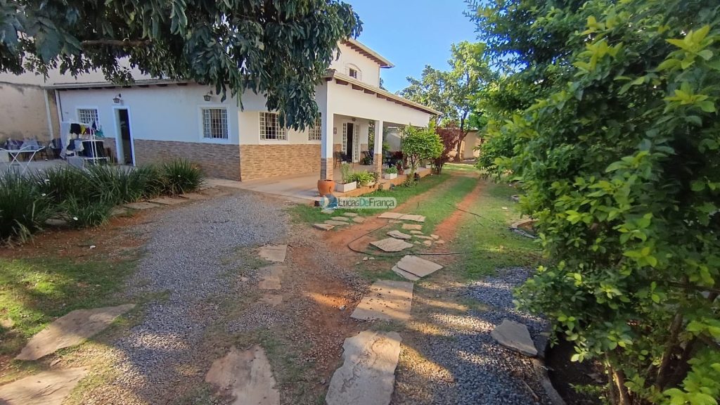 Linda casa com 2 pavimentos e localização privilegiada (5)