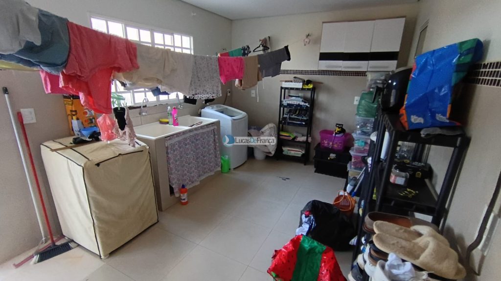 Linda casa com 2 pavimentos e localização privilegiada (6)