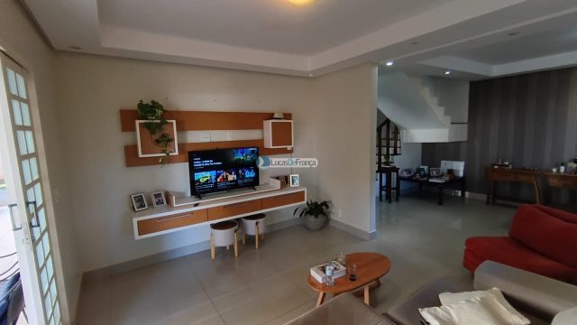 Linda casa com 2 pavimentos e localização privilegiada