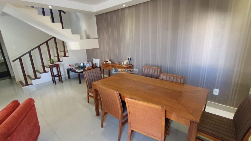 Linda casa com 2 pavimentos e localização privilegiada (8)