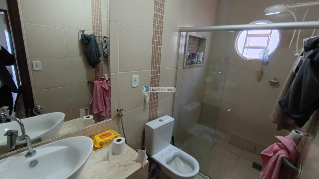 Linda casa com 2 pavimentos e localização privilegiada (9)
