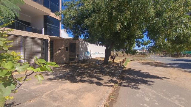 Casa de alto padrão no Setor Militar, em localização privilegiada, ao lado do Parque Sucupira.