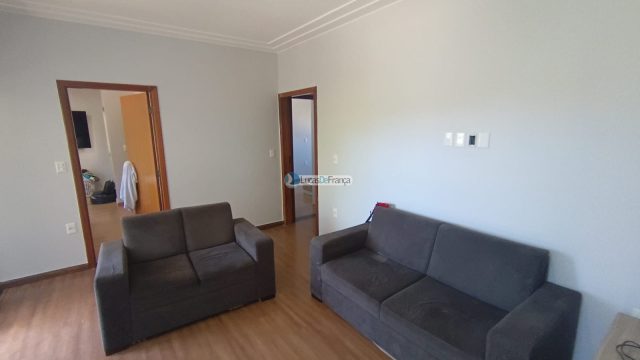 Casa de alto padrão no Setor Militar, em localização privilegiada, ao lado do Parque Sucupira.
