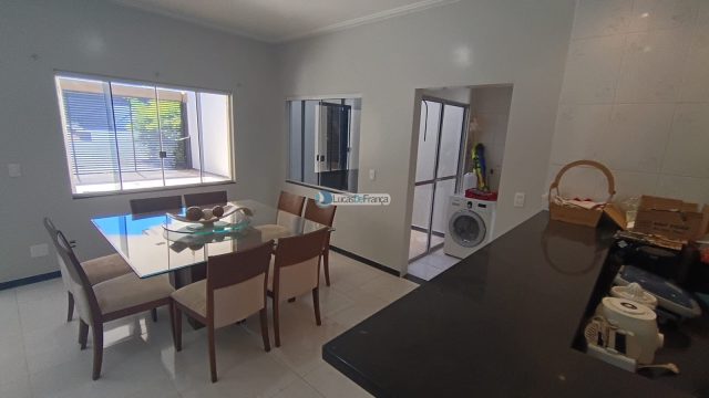 Casa de alto padrão no Setor Militar, em localização privilegiada, ao lado do Parque Sucupira.