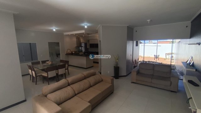 Casa de alto padrão no Setor Militar, em localização privilegiada, ao lado do Parque Sucupira.