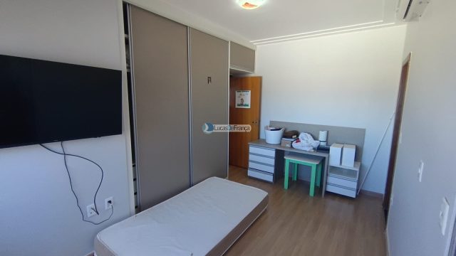 Casa de alto padrão no Setor Militar, em localização privilegiada, ao lado do Parque Sucupira.