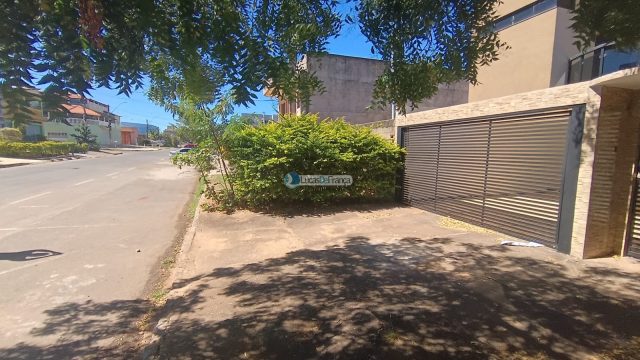 Casa de alto padrão no Setor Militar, em localização privilegiada, ao lado do Parque Sucupira.