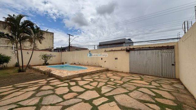 Casa de Laje e piscina – Arapoangas