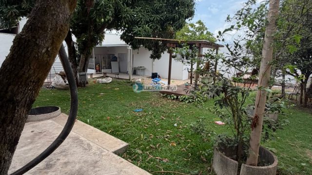 Casa na quadra 16 do Arapongas